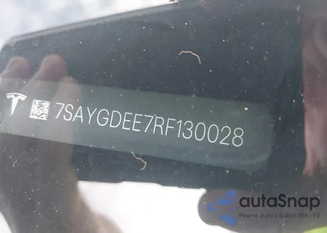 2024 Tesla Model Y Long Range Dual Motor All-Wheel Drive z USA, uszkodzony, nr VIN 7SAYGDEE7RF130028